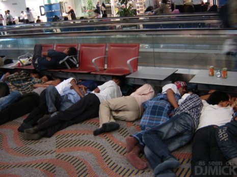 sleeping-at-airport1